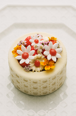 Palace Hotel Tokyo Accommodation Package A Touch Of Dior Cafe DIOR Le Cannage Sucre T2 | © 美しい国の、美しい一日がある。2024