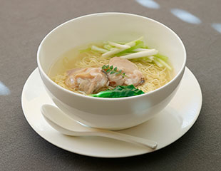 Palace Hotel Tokyo – Amber Palace – Spring 2023 – Clams and thin Hong Kong noodles