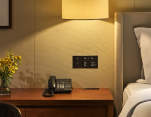 Palace Hotel Tokyo Deluxe Room With Balcony Bedside Image 2023 FF2 | © 美しい国の、美しい一日がある。2024 Palace Hotel Tokyo Deluxe Room With Balcony Bedside Image 2023 FF2 | © 美しい国の、美しい一日がある。2024