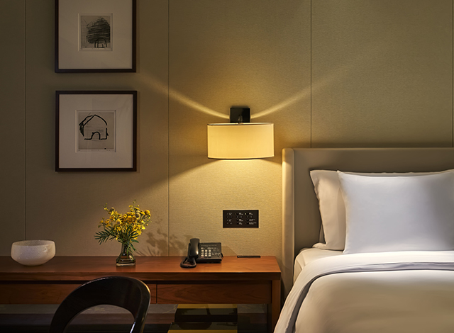 Palace Hotel Tokyo – Deluxe Room with Balcony – Bedside Image – 2023 – H2