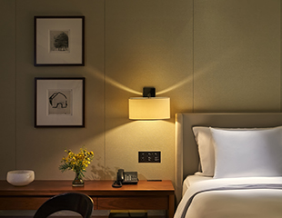 Palace Hotel Tokyo Deluxe Room With Balcony Bedside Image 2023 HT2 | © 美しい国の、美しい一日がある。2024