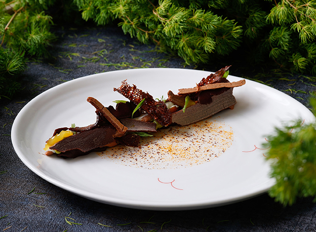 Palace Hotel Tokyo – Esterre – Christmas 2023 – Chocolate Smoked with Cherry Wood