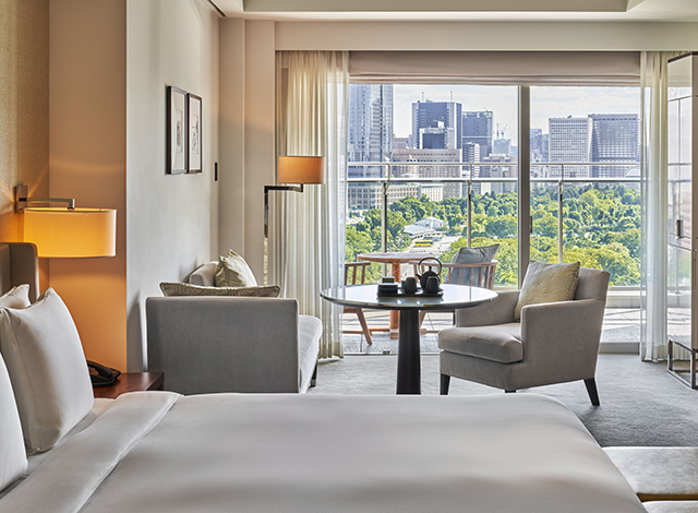 Palace Hotel Tokyo – Grand Deluxe Room with Balcony – King – Bedside Image – Daytime