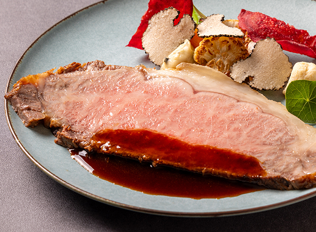 Palace Hotel Tokyo Grand Kitchen Christmas 2026 Roasted Yamagata Beef | © 美しい国の、美しい一日がある。2024