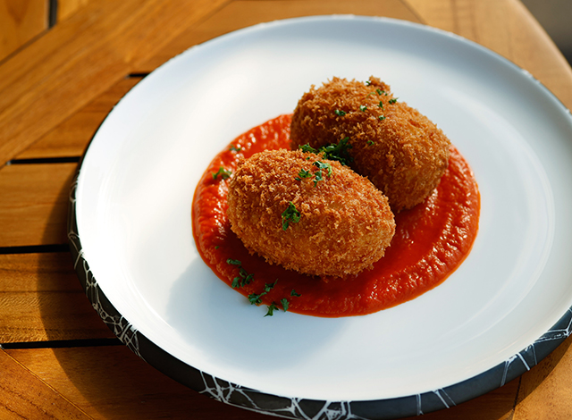 Palace Hotel Tokyo Grand Kitchen Crab Cream Croquettes | © 美しい国の、美しい一日がある。2024 Palace Hotel Tokyo Grand Kitchen Crab Cream Croquettes | © 美しい国の、美しい一日がある。2024