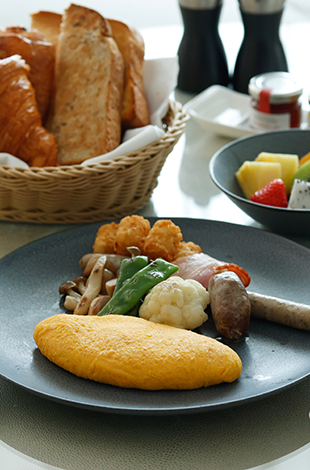Palace Hotel Tokyo In Room Dining Breakfast 2025 T2 | © 美しい国の、美しい一日がある。2024