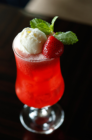 Palace Hotel Tokyo Lounge Bar Prive Winter 2025 Strawberry Selections Strawberry Cream Soda T2 1 | © 美しい国の、美しい一日がある。2024 Palace Hotel Tokyo Lounge Bar Prive Winter 2025 Strawberry Selections Strawberry Cream Soda T2 1 | © 美しい国の、美しい一日がある。2024