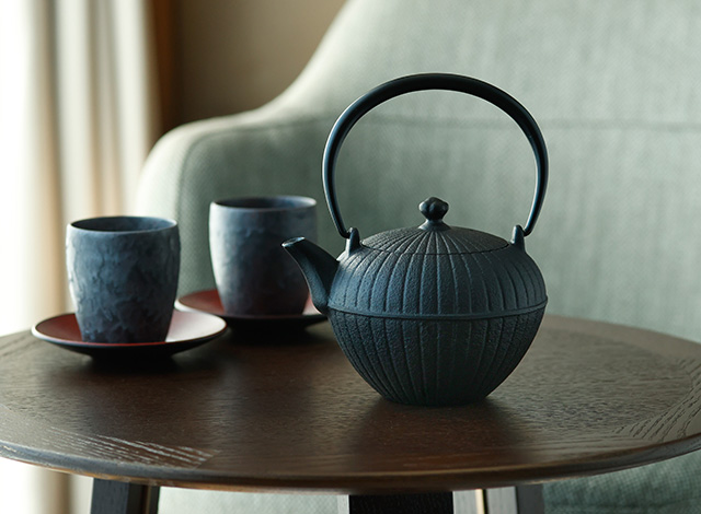 Palace Hotel Tokyo Online Shop Spring 2025 OIGEN Teapot Tsubomigata Chabatake | © 美しい国の、美しい一日がある。2024