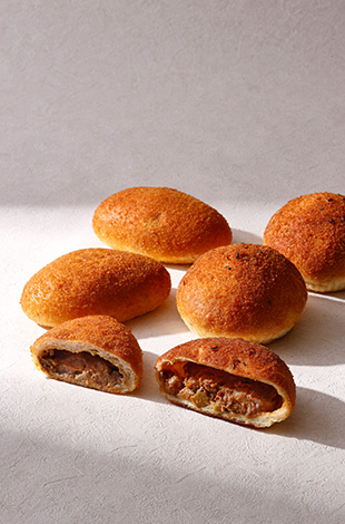 Palace Hotel Tokyo Sweets Deli Summer 2026 Spicy Lamb Curry Bread T2 | © 美しい国の、美しい一日がある。2024