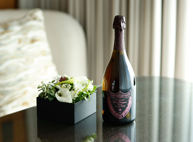 Palace Hotel Tokyo Sweets Deli White Day 2026 Dom Perignon Rose With Flower Arrangement | © 美しい国の、美しい一日がある。2024