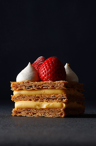 Palace Hotel Tokyo Sweets Deli Winter 2025 Strawberry Selections Mille Feuille Aux Fraises T2 | © 美しい国の、美しい一日がある。2024 Palace Hotel Tokyo Sweets Deli Winter 2025 Strawberry Selections Mille Feuille Aux Fraises T2 | © 美しい国の、美しい一日がある。2024