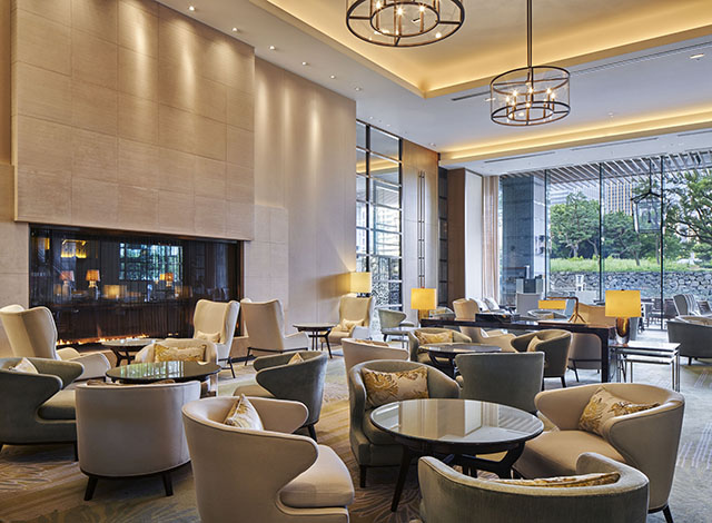 Palace Hotel Tokyo The Palace Lounge Fireplace Daytime 2023 | © 美しい国の、美しい一日がある。2024 Palace Hotel Tokyo The Palace Lounge Fireplace Daytime 2023 | © 美しい国の、美しい一日がある。2024