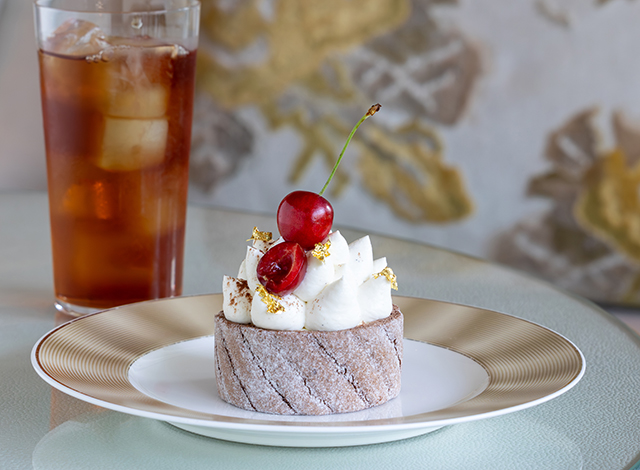 Palace Hotel Tokyo The Palace Lounge France Patisserie Week Charlotte Aux Fruits Rouges | © 美しい国の、美しい一日がある。2024