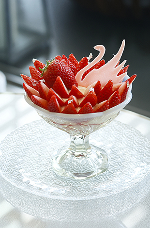 Palace Hotel Tokyo The Palace Lounge Spring 2026 Strawberry Trio Parfait T2 | © 美しい国の、美しい一日がある。2024