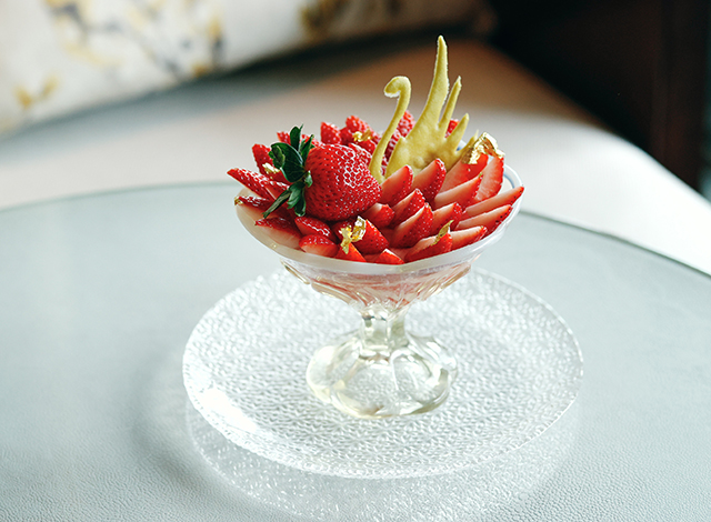 Palace Hotel Tokyo The Palace Lounge Winter 2025 Strawberry Selections Strawberry Trio Parfait | © 美しい国の、美しい一日がある。2024 Palace Hotel Tokyo The Palace Lounge Winter 2025 Strawberry Selections Strawberry Trio Parfait | © 美しい国の、美しい一日がある。2024