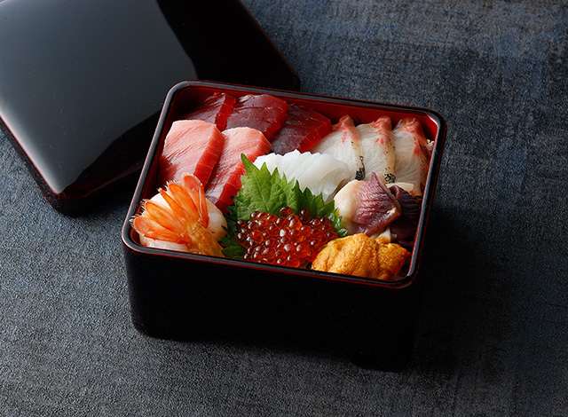 Palace Hotel Tokyo Wadakura Winter 2025 Sashimi Over Rice In A Lacquer Box | © 美しい国の、美しい一日がある。2024 Palace Hotel Tokyo Wadakura Winter 2025 Sashimi Over Rice In A Lacquer Box | © 美しい国の、美しい一日がある。2024